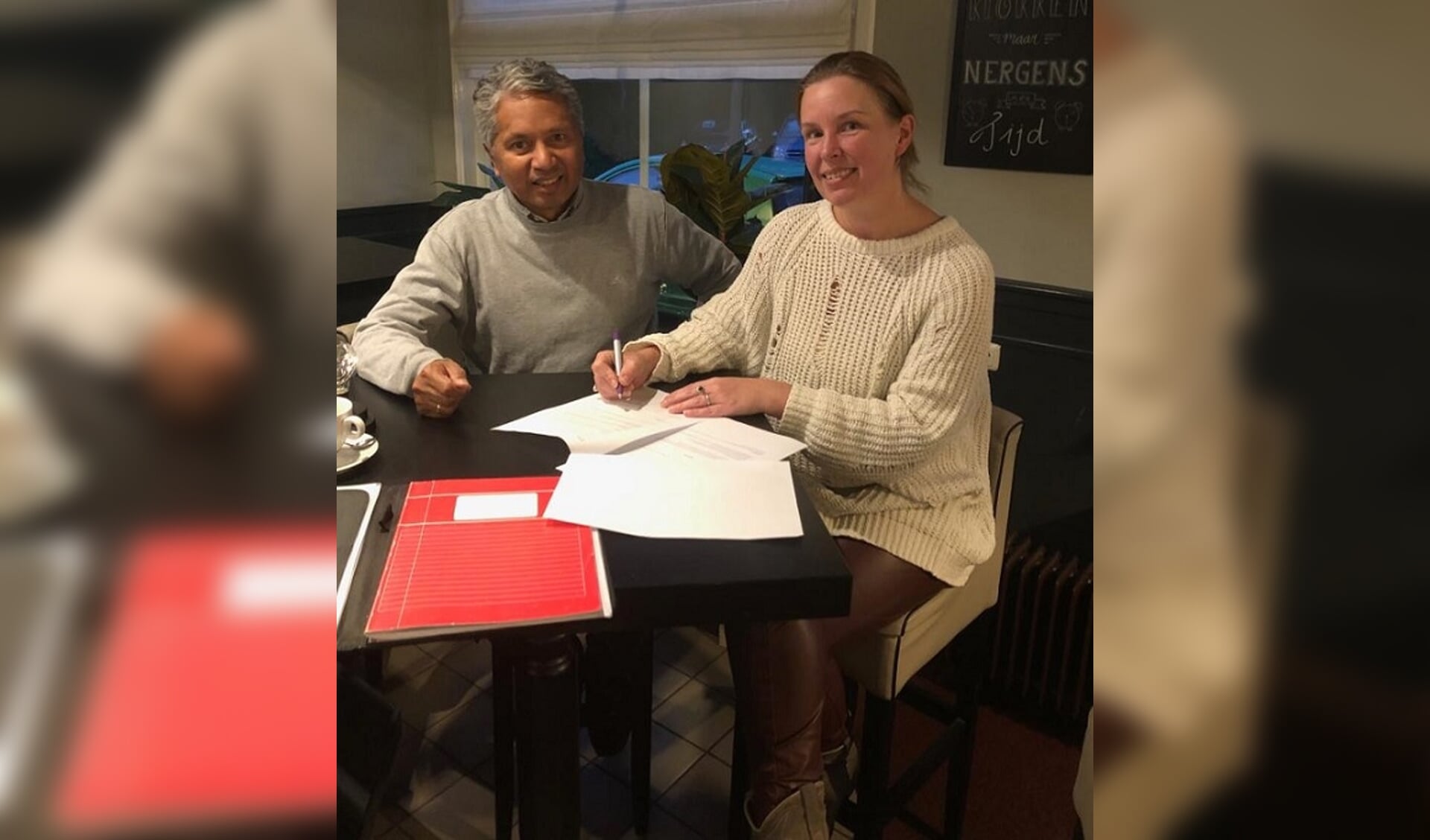 Nicol van der Heide ondertekent het contract. Foto: PR