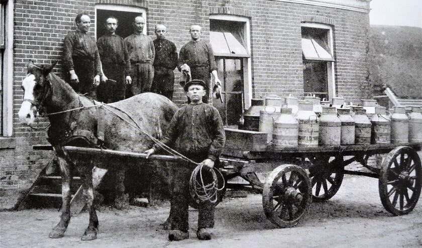 De inname van debussen met melk. Foto: Collectie Bertus ter Weeme