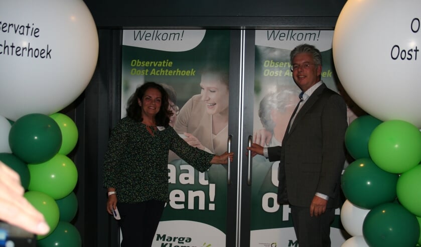 Jaap Brenninkmeijer en Marlies Heetvelt openen de deuren naar de nieuwe Observatie Oost Achterhoek. Foto: Verona Westera