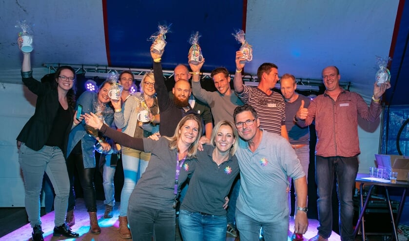 Het winnende team Tamme Kastanjes, met op de voorgrond organisatoren (van links af) Mariska Eeftink, Erna Koeslag en Bert Hondorp. Foto: Guido Bogert Fotografie