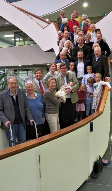 Een aantal van de leden van de familie Von Doetinchem de Rande op de trap in de hal van het stadhuis van Doetinchem. Foto: Bert Vinkenborg