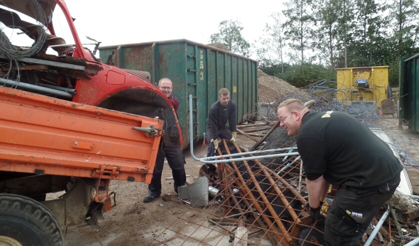 Met vereende krachten werd het oud ijzer bij elkaar verzameld. Foto: Jan Hendriksen