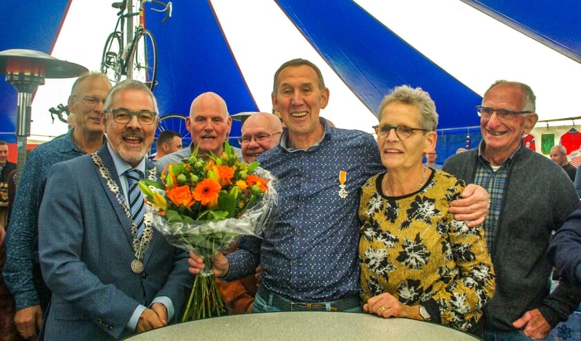 Aart en Hermien Kappert te midden van hun fietsvrienden van Tourclub Zelhem. Foto: Mirjam Rensink