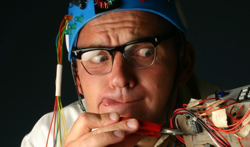 Professor D in een magische voorstelling met goocheltrucs. Foto: PR