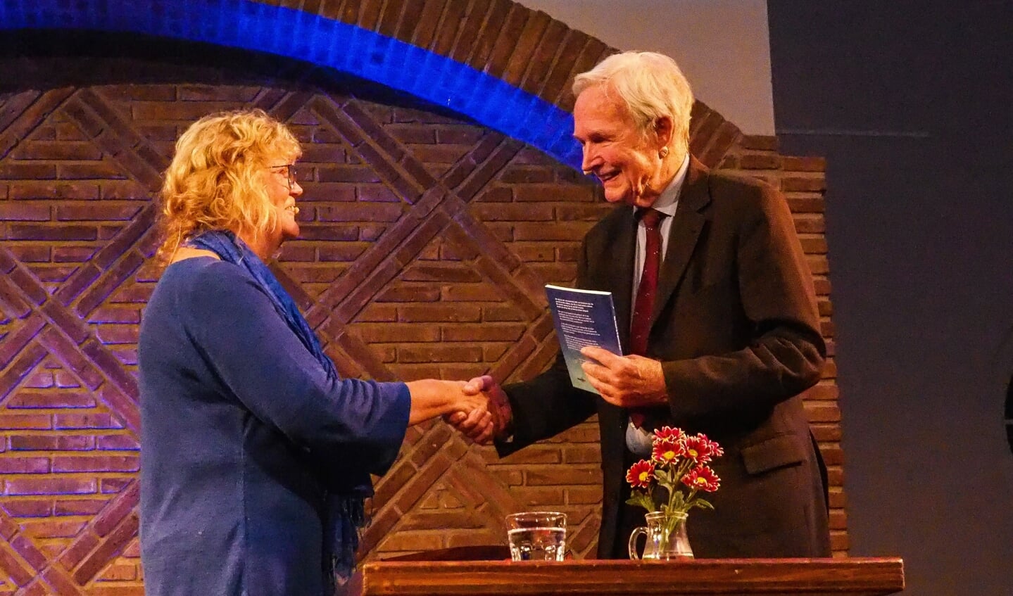Coby Goederond overhandigde haar boek aan Jan Terlouw. Foto: Ab Wisselink