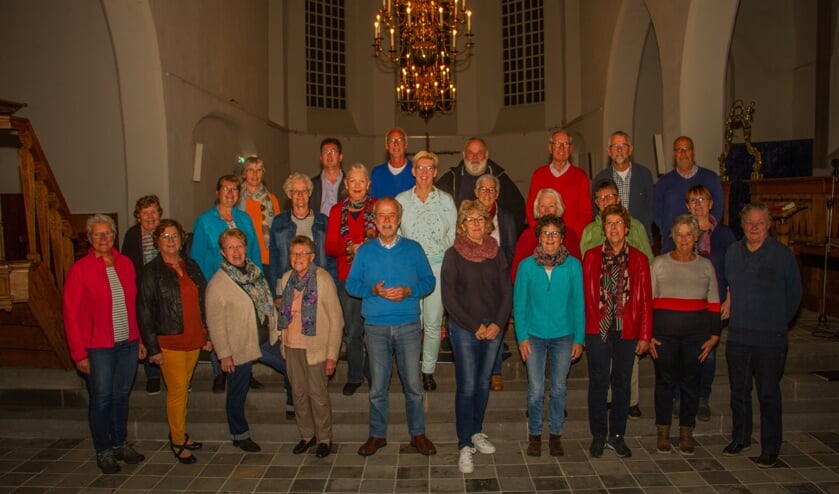 Het koor Enjoy onder leiding van dirigent Piet Piersma. Foto: Liesbeth Spaansen