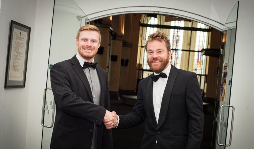 Met een stevige handdruk bekrachtigen Niek Lansink (links) en Michaël Lammers de doorstart van het Nieuwjaarsbal.