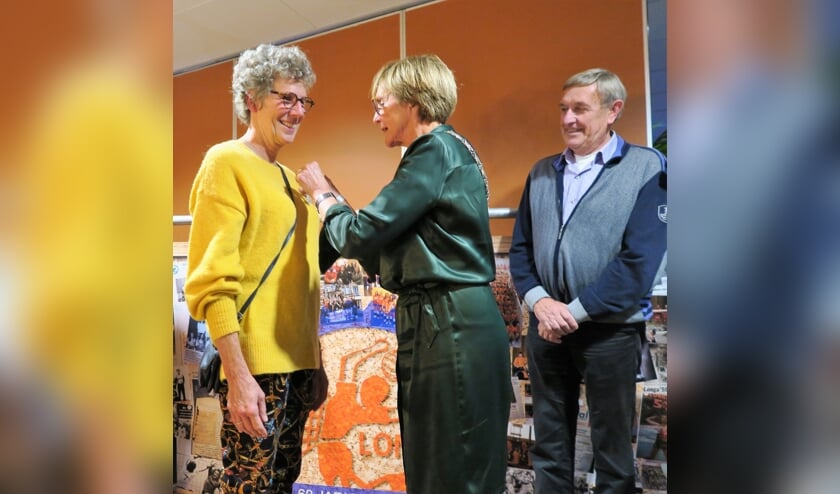 Koninklijke Onderscheiding voor Saskia Otten-Manschot. Rechts Henri Pothof. Foto: Theo Huijskes