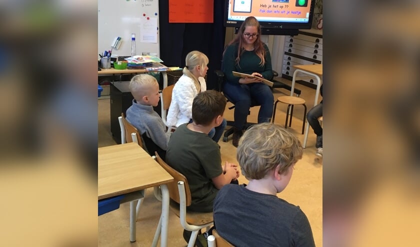 Op de Korenburg in Winterswijk luisteren de leerlingen aandachtig naar Maike Penterman. Foto: De Korenburg