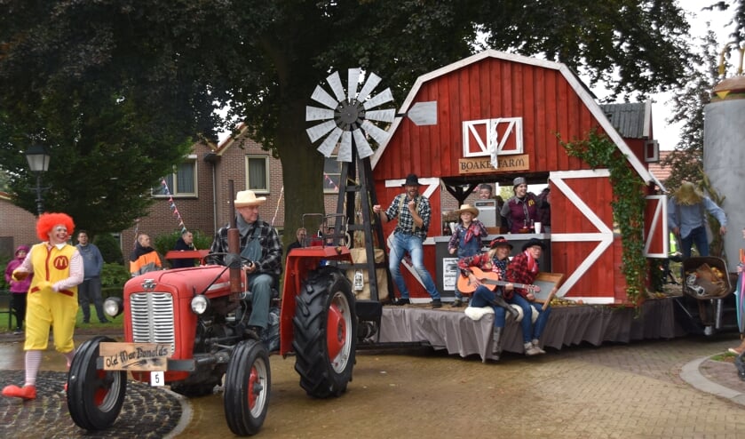 De winnende wagen van de Boakermark begint aan de optocht. Foto: Alice Rouwhorst.