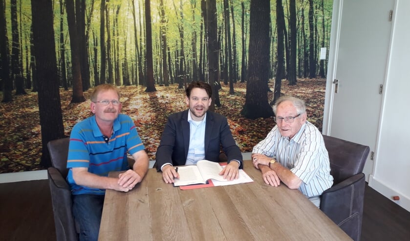 Werkgroepleden Albert Esselink (l) en Johan Saaltink (r) met notaris Jorrit Schotsman (midden) bij de oprichting van de Stichting BoekBarchem. Foto: PR.