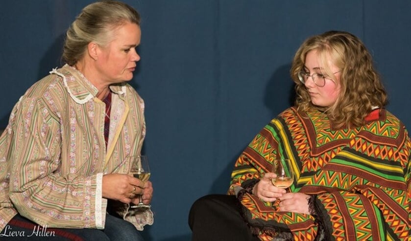 <p>Twee leden van Hervelo in een improvisatiescène. Foto: Lieva Hillen/archief Achterhoek Nieuws</p>
