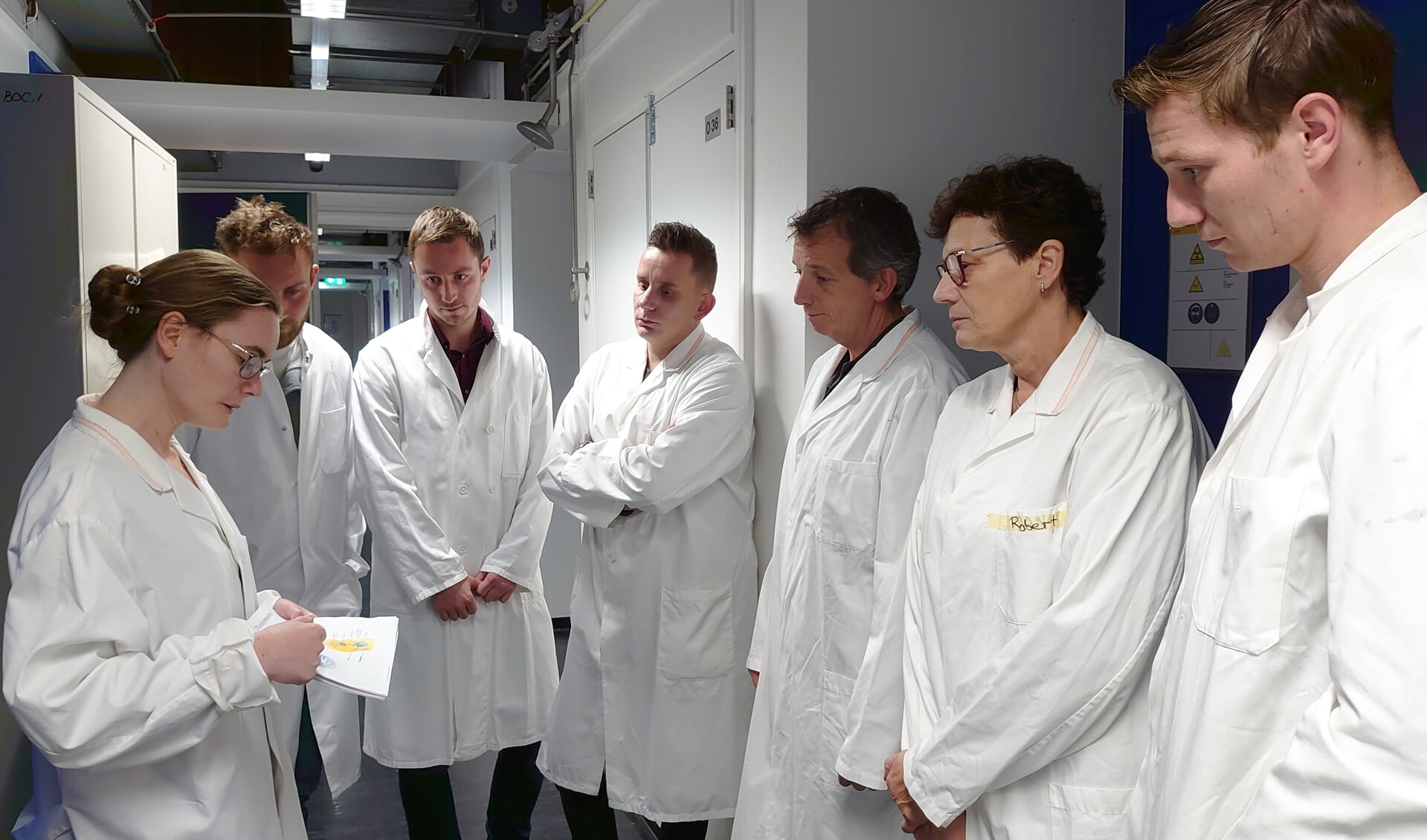 Coby Bats (tweede rechts) was op bezoek in het laboratorium in Utrecht. Foto: PR