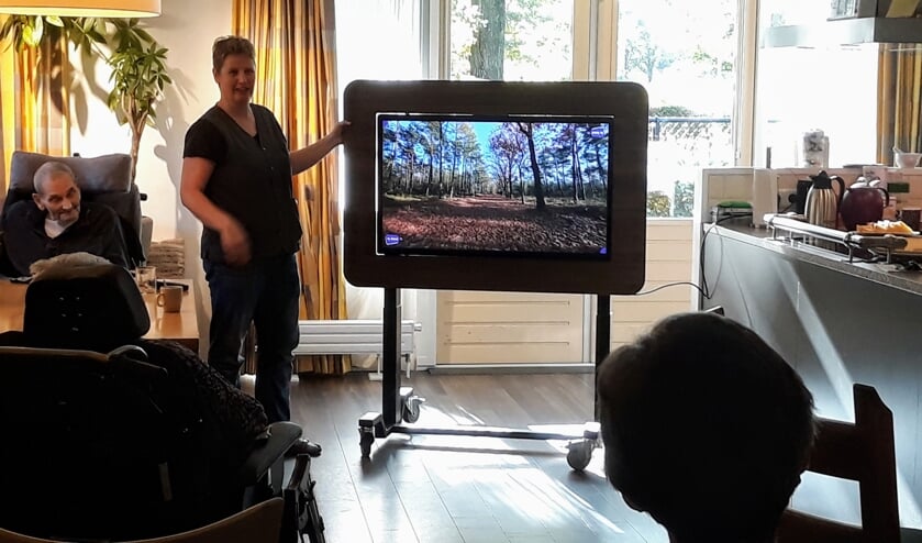 De Beleef TV is een interactieve touchscreen die mensen met dementie prikkelt en activeert. Foto: PR