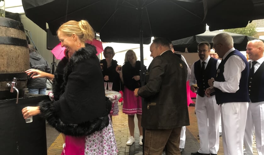 Wijnkoningin Veronique Schulingkamp tapt de eerste biertjes. Foto: Eva Schipper