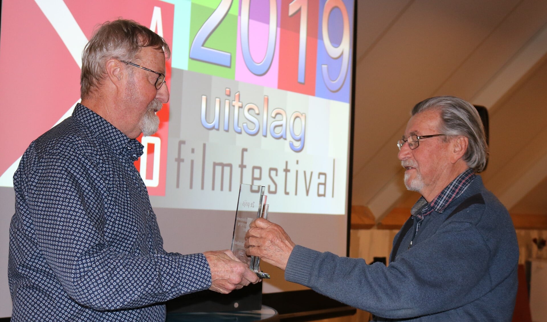 Voorzitter AVO Ruud Calis en filmer Hans Scherjon tijdens het regio AVO filmfestival. Foto: Tonny Jansen