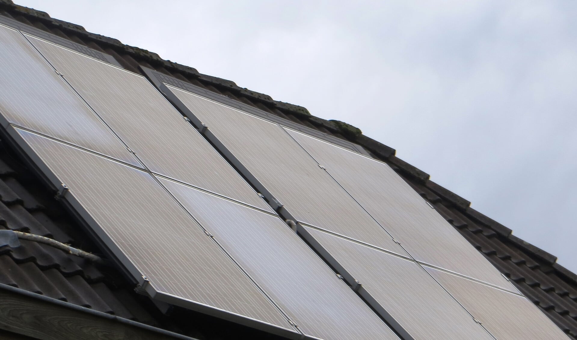 Met een thuisbatterij kan overtollig opgewekte stroom van zonnepanelen worden opgeslagen voor later gebruik. Foto: Bernhard Harfsterkamp/archief Achterhoek Nieuws