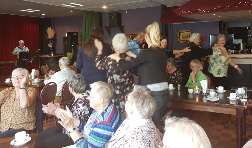 Polonaise op muziek van harmonicaorkest de Diatonia’s. Foto: PR