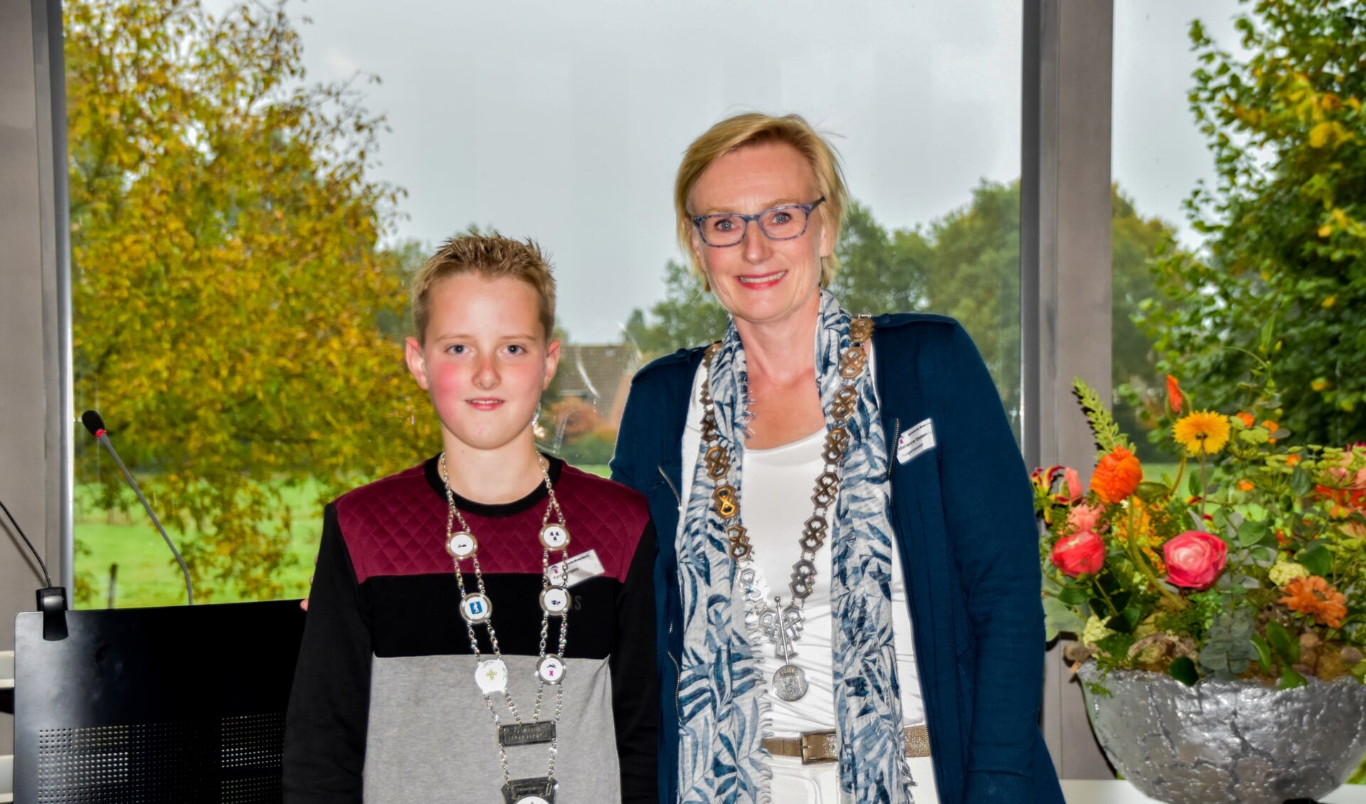Kjeld Kempers, de nieuwe jeugdburgemeester van de gemeente Bronckhorst samen met zijn collega burgemeester Marianne Besselink. Foto: Alice Rouwhorst