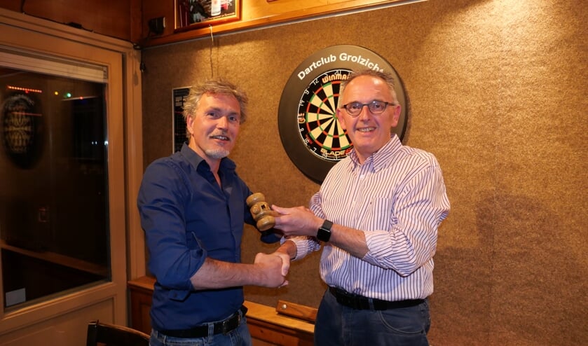 Raymond Frank (links) neemt de voorzittershamer over van Marcel Oldenkotte.