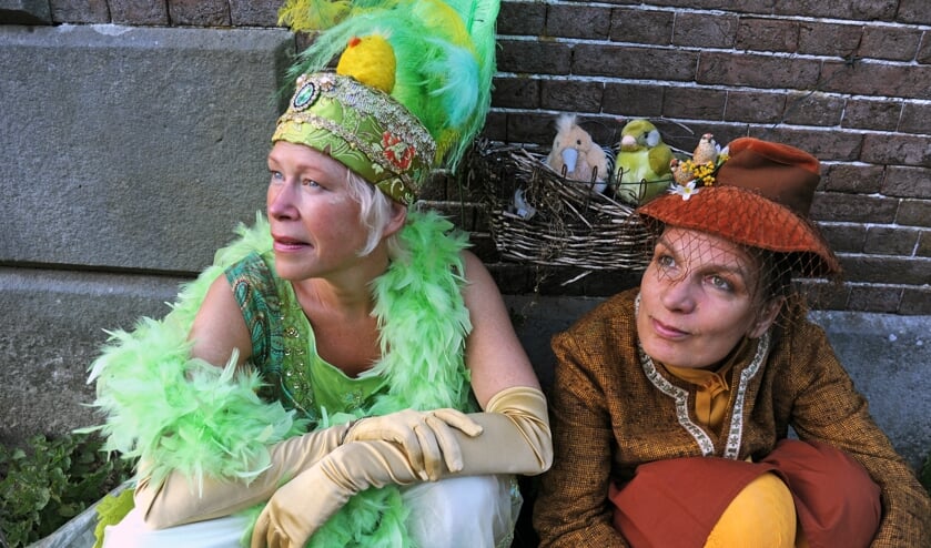 Joséphine Noyons en Helma Snelooper op het landgoed Enghuizen. Foto: Lisanne van Bergen
