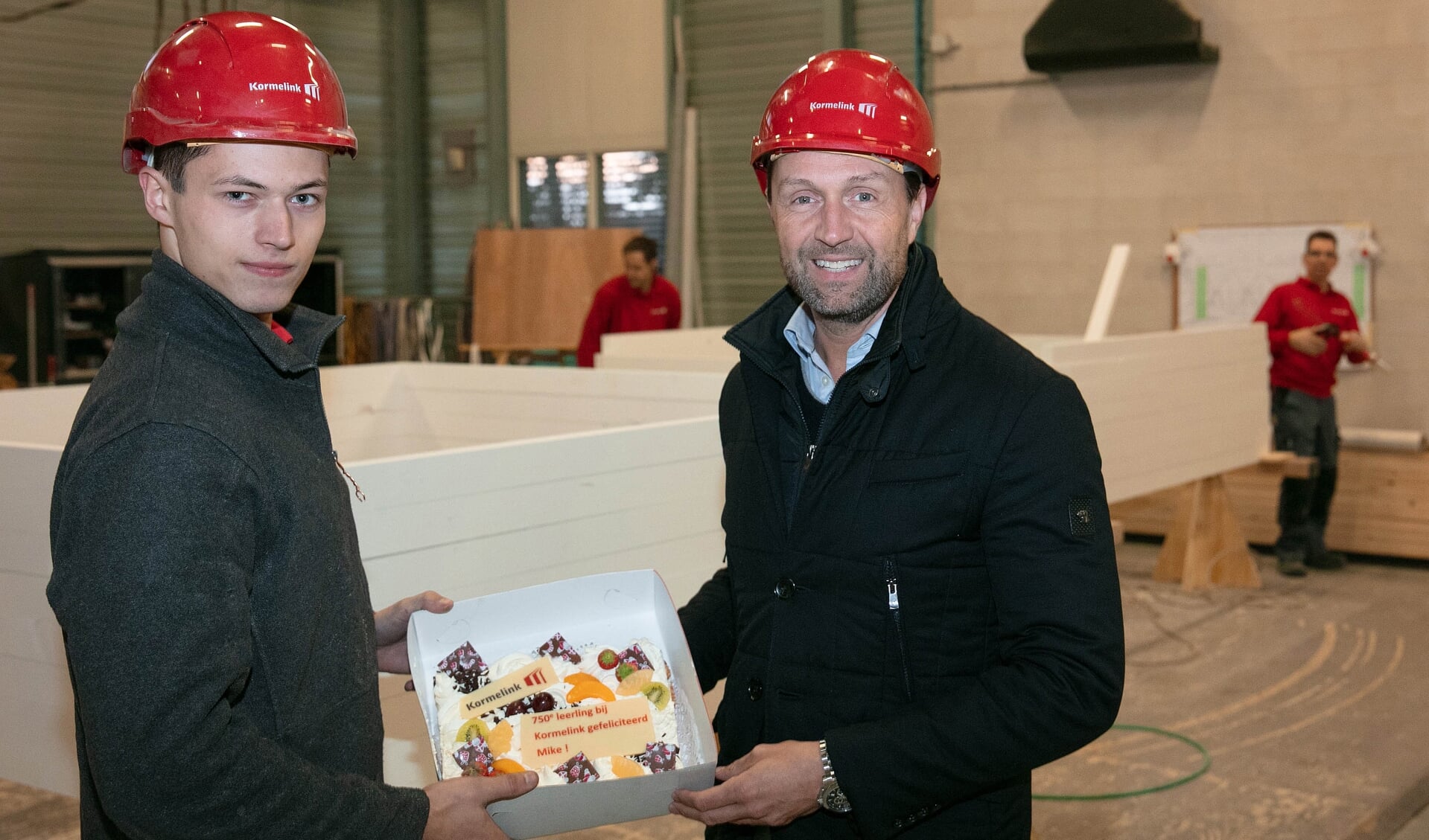 Mike, de 750ste leerling, krijgt een taart. Foto: Guido Bogert Fotografie