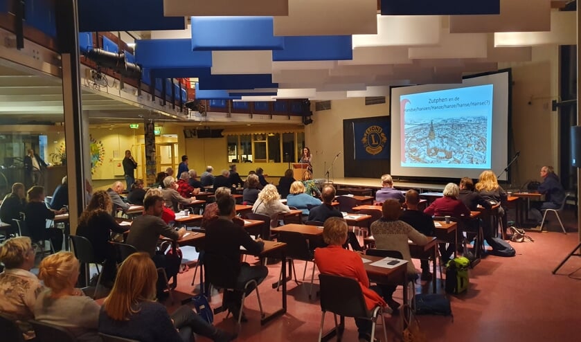 Merel Hubatka leest het twaalfde Groot Zutphens Dictee voor in het Eligant Lyceum. Foto: Lionsclub Zutphen-Kattenhaven