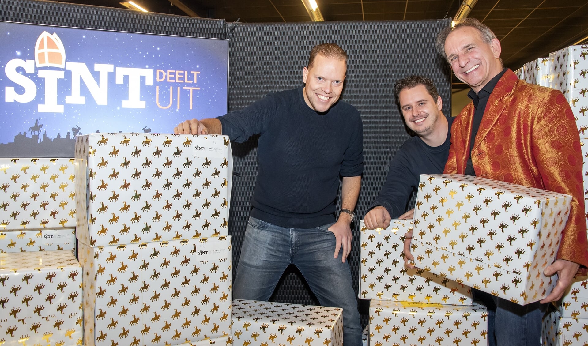 V.l.n.r.: Maarten van Kranenburg en  Patrick van den Brink, oprichters van Stichting Sint Deelt Uit, en Johan Vlemmix. Foto: Willem Feith