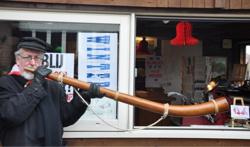 Bij de wandeltocht door Doesburg wordt door Arie Niks op de midwinterhoorn geblazen. Foto: PR