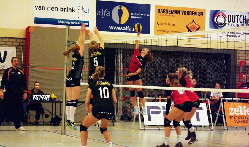 Een spannend spelmoment aan het net. Foto: PR