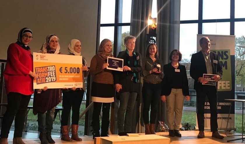 De hoofdrolspelers op het podium bij de prijsuitreiking. Foto: PR