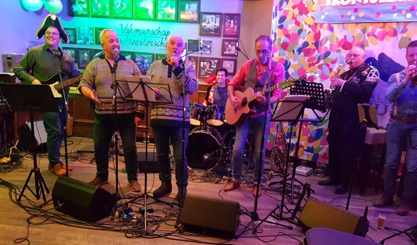 Jan en Nico met de Tröntjesband. Foto: Mark Ebbers