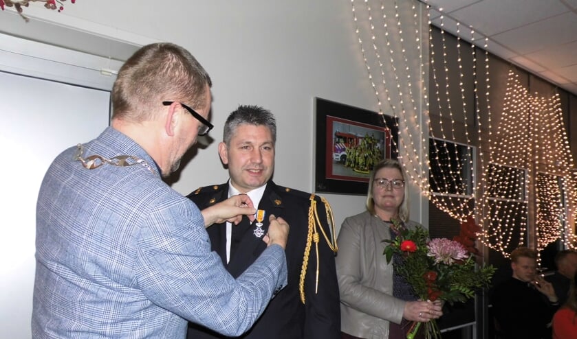Burgemeester Anton Stapelkamp speldt het lintje op. Foto: Eva Schipper