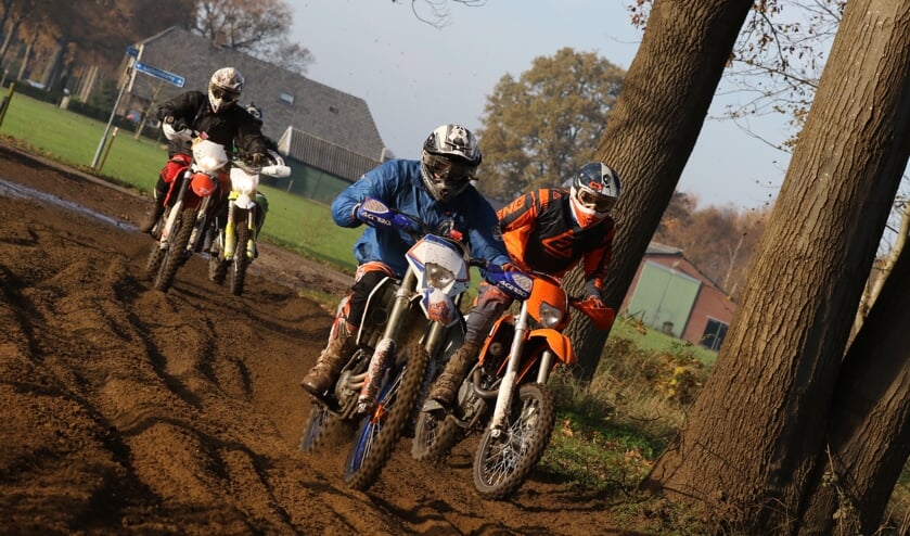 Offroad deelnemers genieten van de omgeving tijdens offroad rit. Foto: Henk Teerink