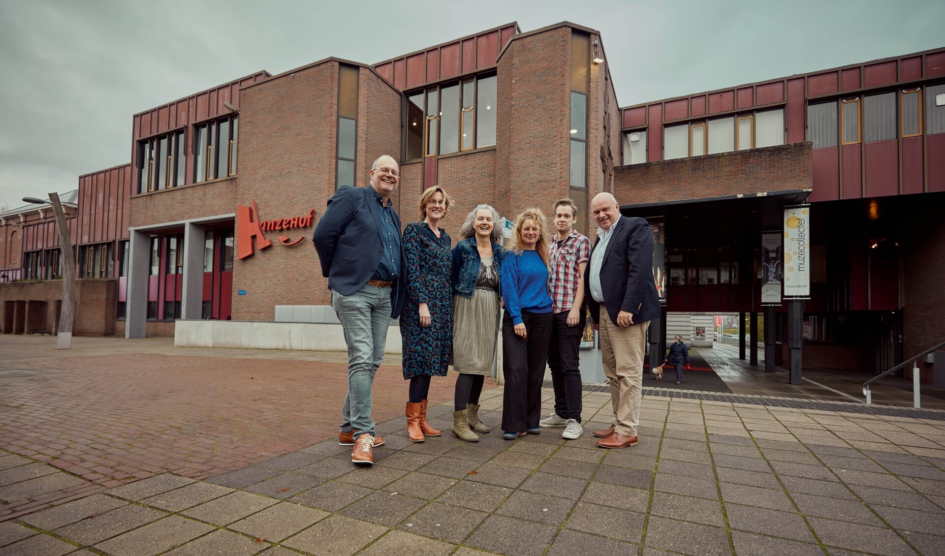V.l.n.r.: Johan Boonekamp (Hanzehof), Roos Willemse (Kompaan), Ria Maasdam (Kunst Connectie), Irene Kriek (Woeste Oost), Wim Besseling (Berkelstroom), Wilco de Jong (Berkelstroom). Foto: PR