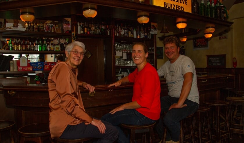Hannie draagt Eetcafé de Veldhoek over aan Ellis en Don. Foto: Liesbeth Spaansen