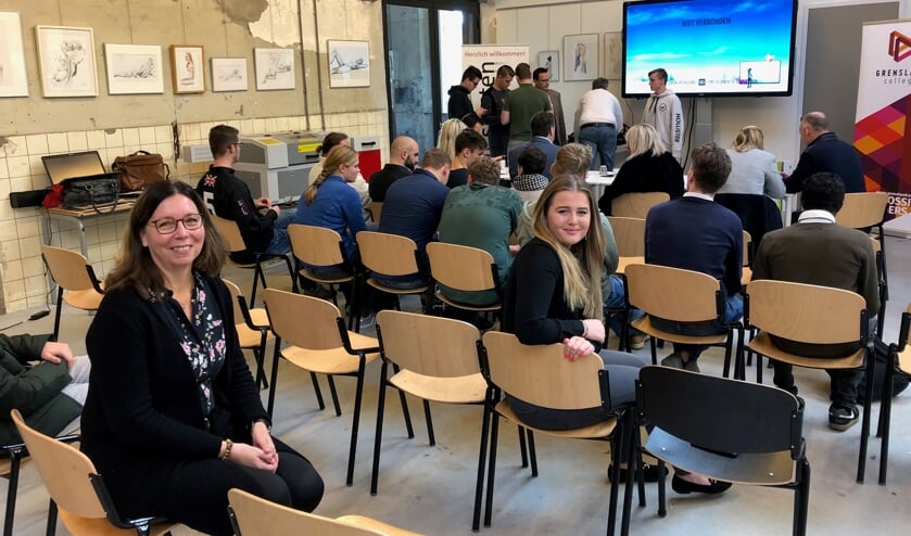 De jongeren op hun laatste dag: ze zijn in afwachting van hun presentaties. Op de voorgrond buddy Monique Schleicher en deelneemster Jenay Topp. Foto: Miriam Szalata
