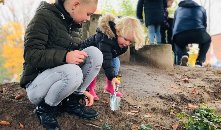 De kinderen plantten bollen. Foto: PR