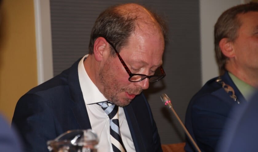 Ted Kok doet zijn voorstel om te bekijken of het mogelijk is om als gemeente te helpen bij financieren van de bouw van starterswoningen. Foto: Lydia ter Welle