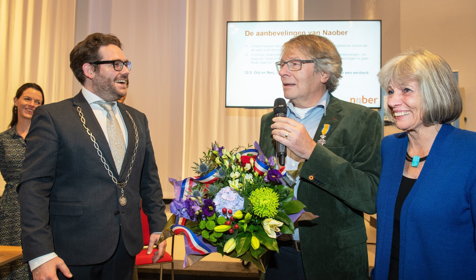 De heer Arie Ribbers (m) ontving de Koninklijke Onderscheiding uit handen van burgemeester Sebastiaan van 't Erve. Foto: Ingrid Sweers