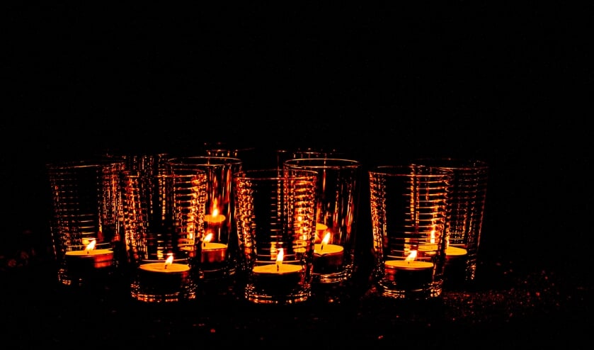 Lopen langs een pad van lichtjes. Foto: Liesbeth Spaansen