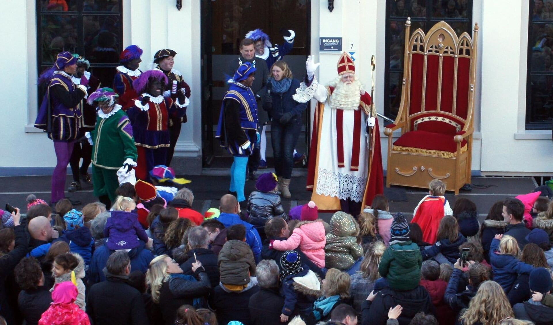 Sint Nicolaas wordt welkom geheten op het bordes van het gemeentehuis. Foto: PR