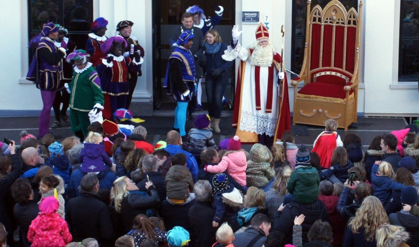 Sint Nicolaas wordt welkom geheten op het bordes van het gemeentehuis. Foto: PR