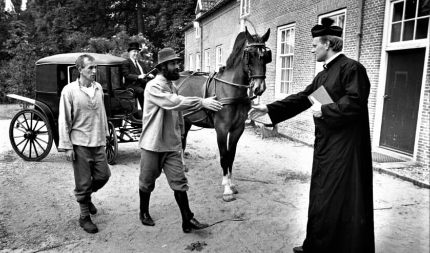 Een scene uit 'Onrust in Baok', het eerste openluchtspel in Baak in 1990 bij Huize Baak compleet met levende have en oud rollend materieel. Foto: PR