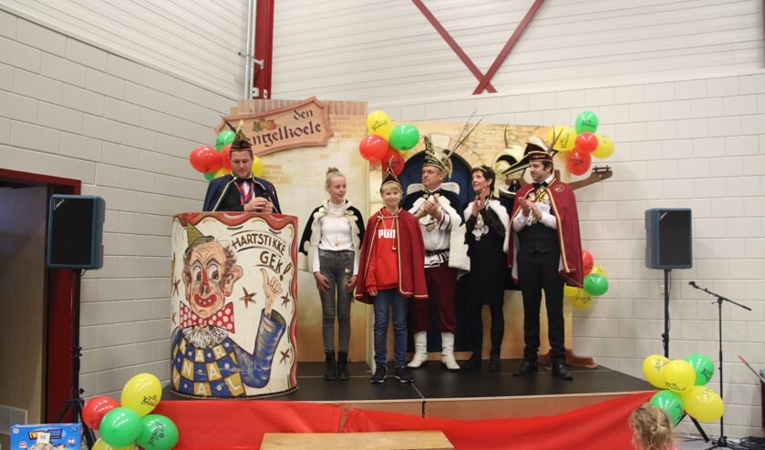Prinses Famke Adema (met kroon) en Adjudante Sophie Domhof regeren het komende carnavalsjaar over de Zandbieters.