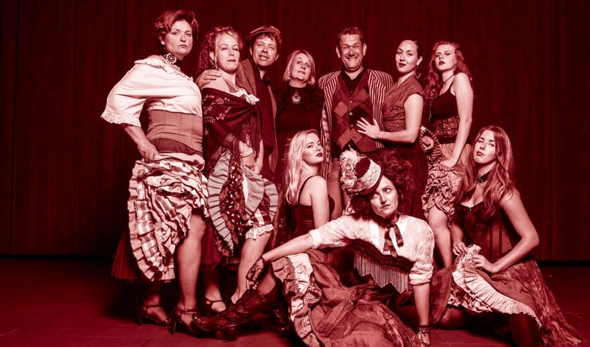 De Diamond Dogs zijn de vijf beste vriendinnen van Satine, de ster van de show in Club Moulin. Liesbeth Beerten en Wilfried Siemes (tweede en derde van links) komen uit Oost Gelre.