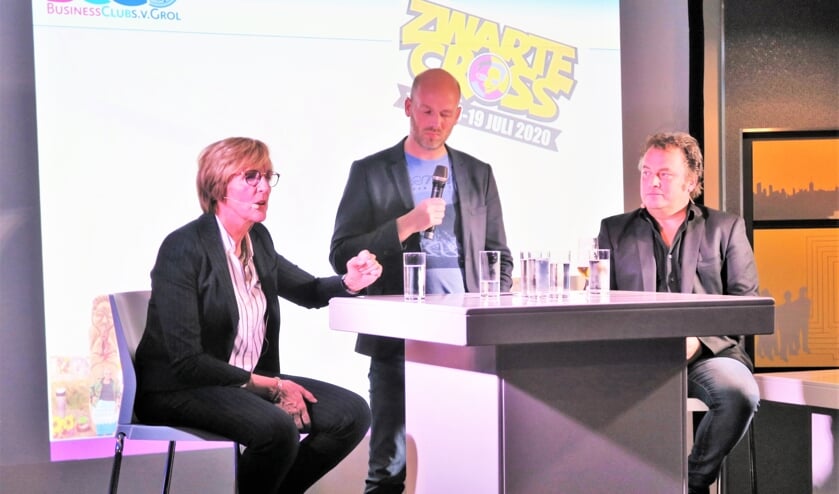 Burgemeester Annette Bronsvoort (links) en Ronnie Degen (rechts) aan het woord over de Zwarte Cross. Foto: Theo Huijskes