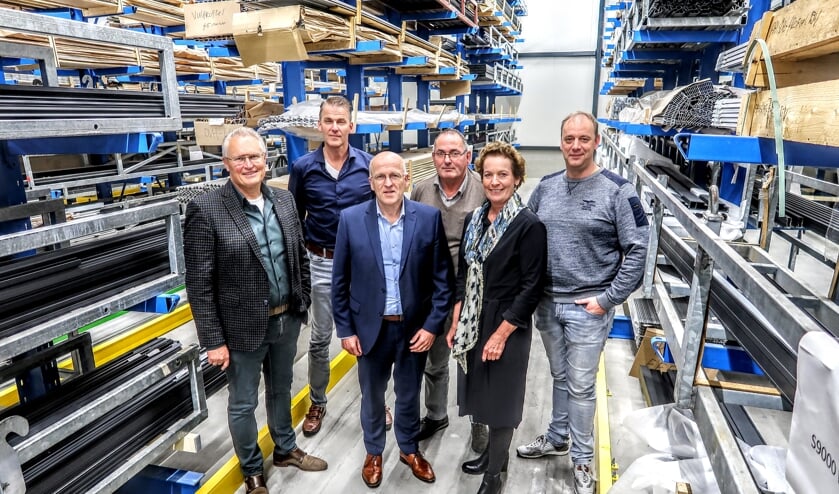Het nieuw gevormde bestuur met v.l.n.r. ondernemers Arno Gesink, Han Schut, Jack van Aalst, Cor Dales en Marcel Janssen. Projectmanager Carla Niezen-Sonneveld (tweede van rechts) heeft een ondersteunende rol. Foto: Luuk Stam
