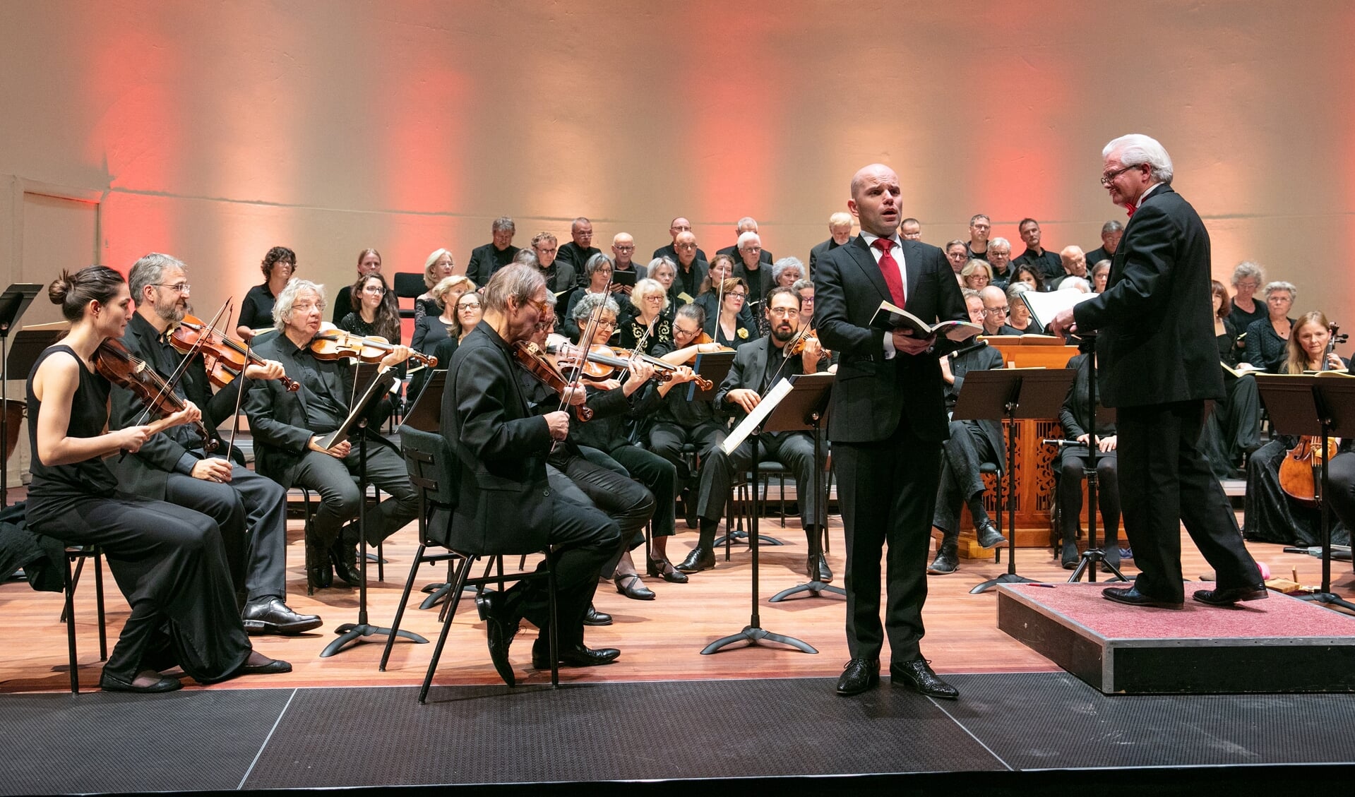 Dirigent Emile Engel (rechts) en het orkest La Sopresa tijdens de uitvoering van Bachs Hohe Messe. Op de voorgrond solist Kaspar Krönen. Foto: Guido Bogert Fotografie