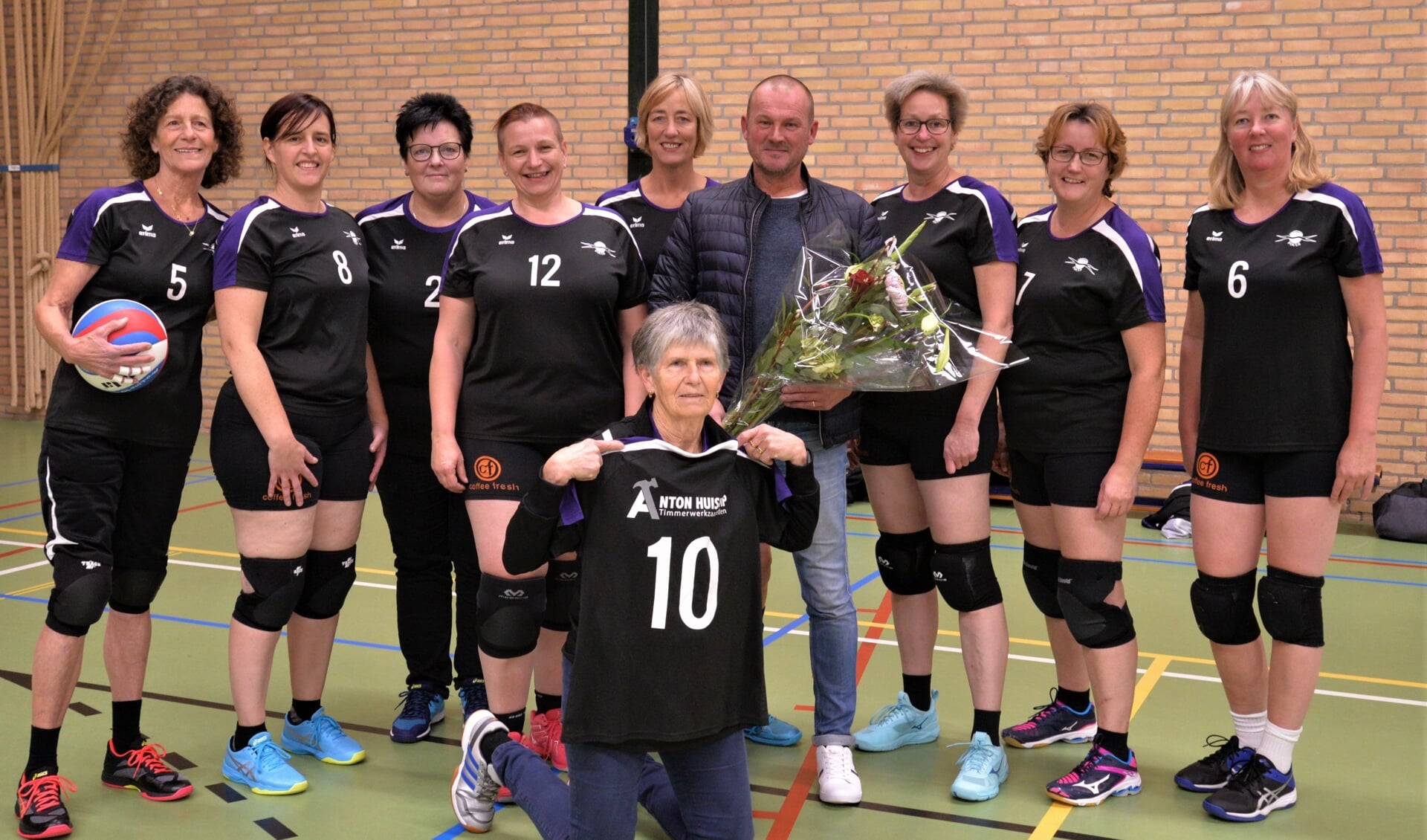 Focus Dames 5 bedankt Anton Huiskamp voor zijn sponsoring. Foto: Gerrit Kempers